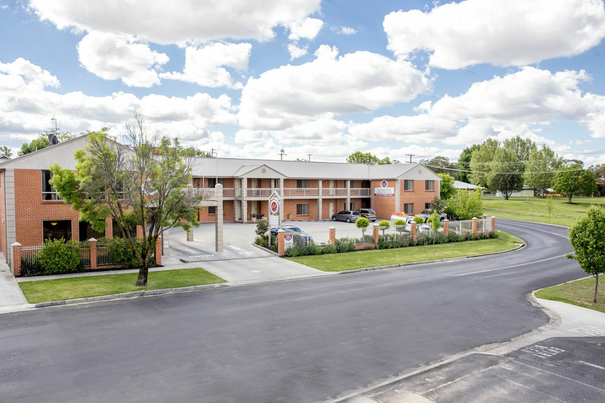 Charlotte Apartments バサースト エクステリア 写真
