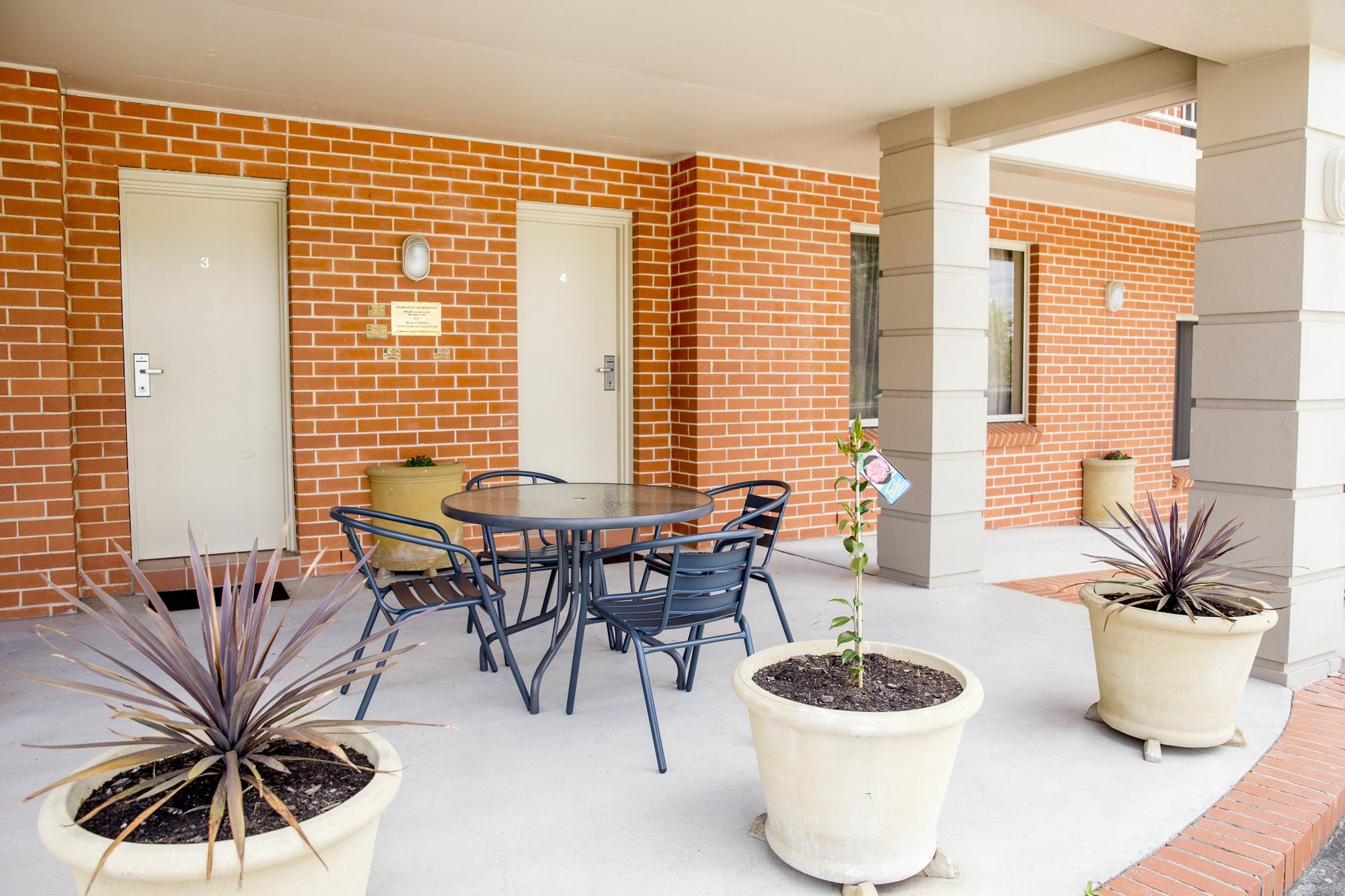 Charlotte Apartments バサースト エクステリア 写真